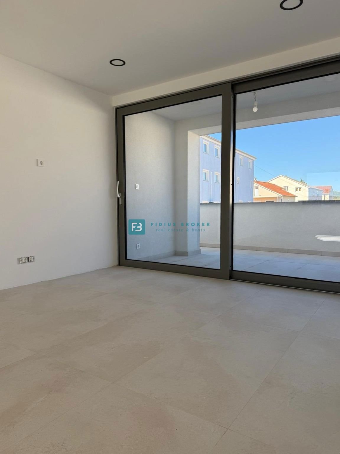 VODICE, nova, samostojna hiša, 3 apartmaji, bazen, vrt, 650 m od plaže