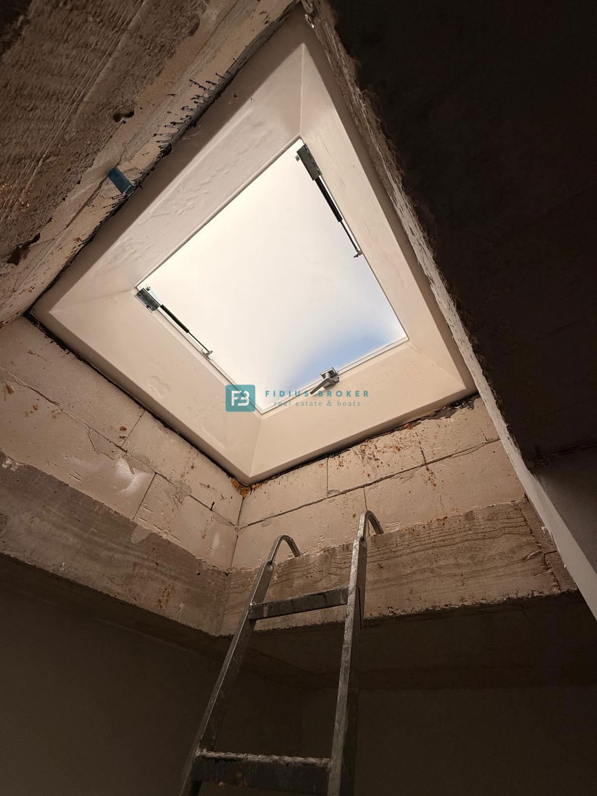 VODICE, nova, samostojna hiša, 3 apartmaji, bazen, vrt, 650 m od plaže