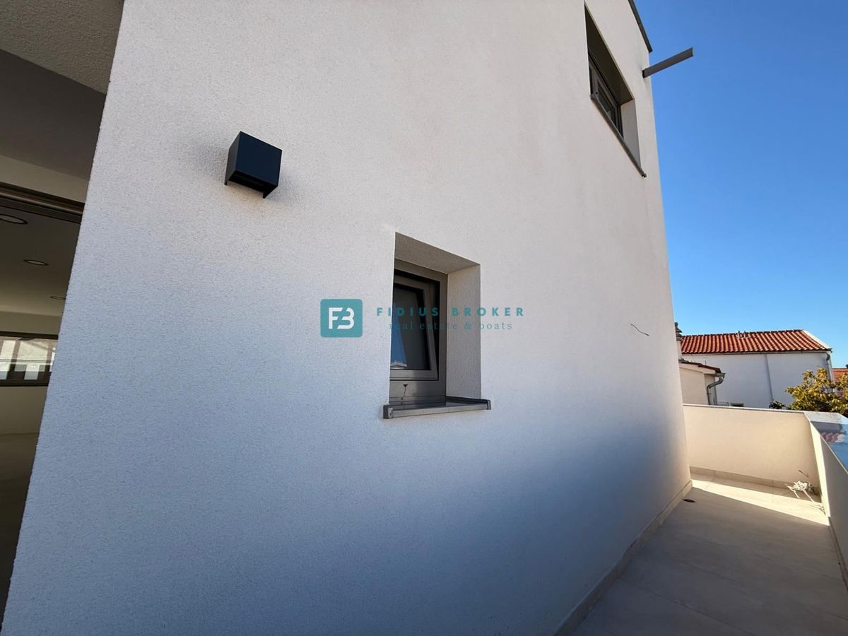 VODICE, nova, samostojna hiša, 3 apartmaji, bazen, vrt, 650 m od plaže