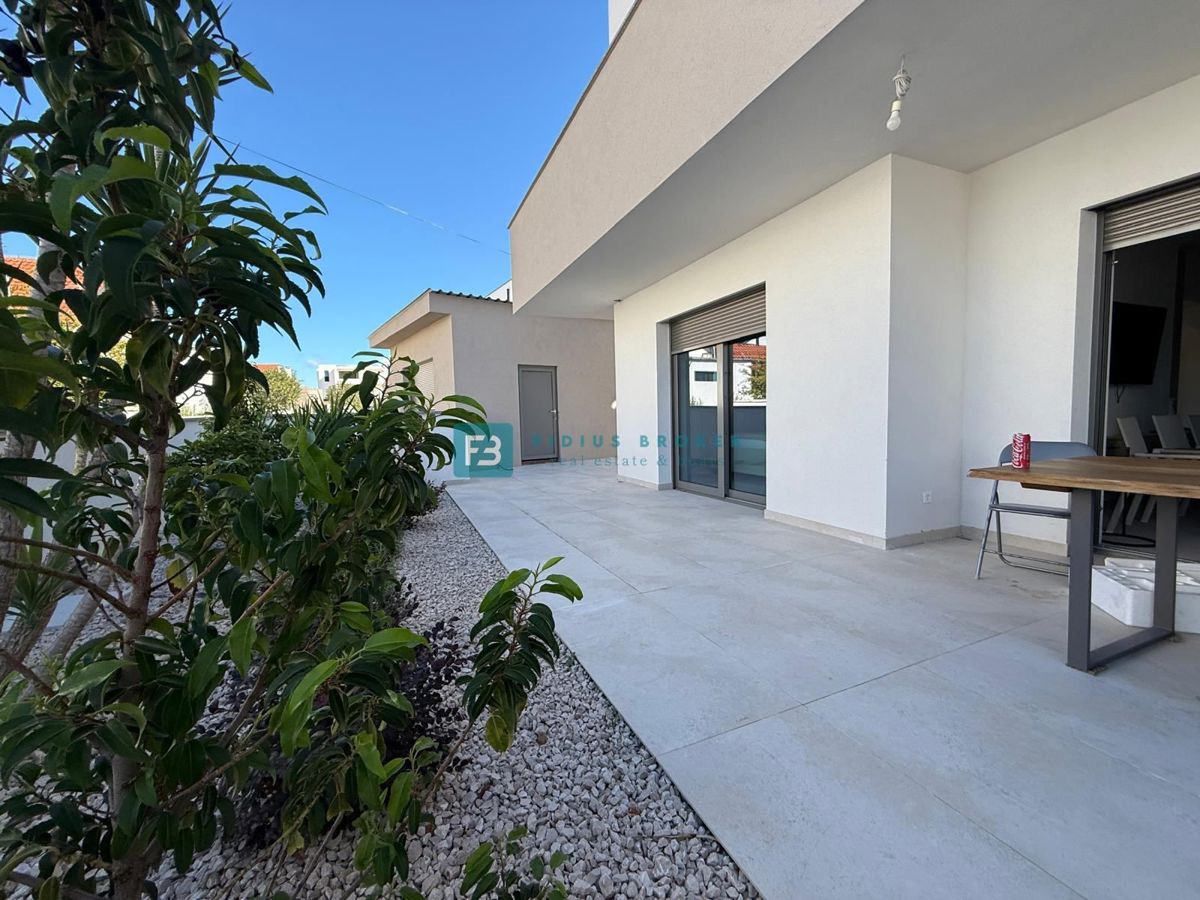 VODICE, nova, samostojna hiša, 3 apartmaji, bazen, vrt, 650 m od plaže