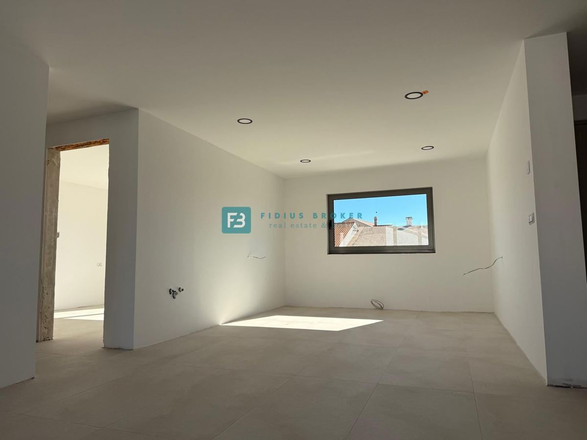 VODICE, nova, samostojna hiša, 3 apartmaji, bazen, vrt, 650 m od plaže