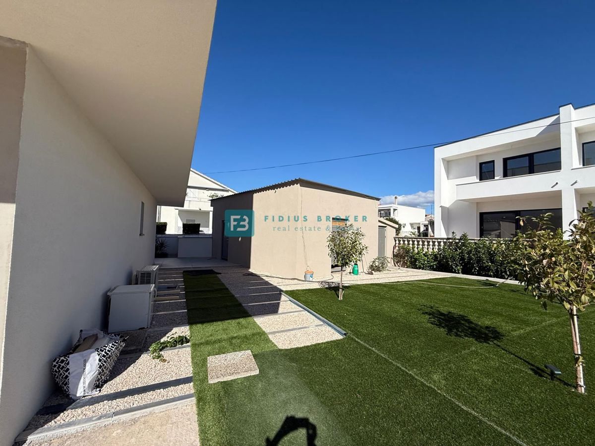 VODICE, nova, samostojna hiša, 3 apartmaji, bazen, vrt, 650 m od plaže