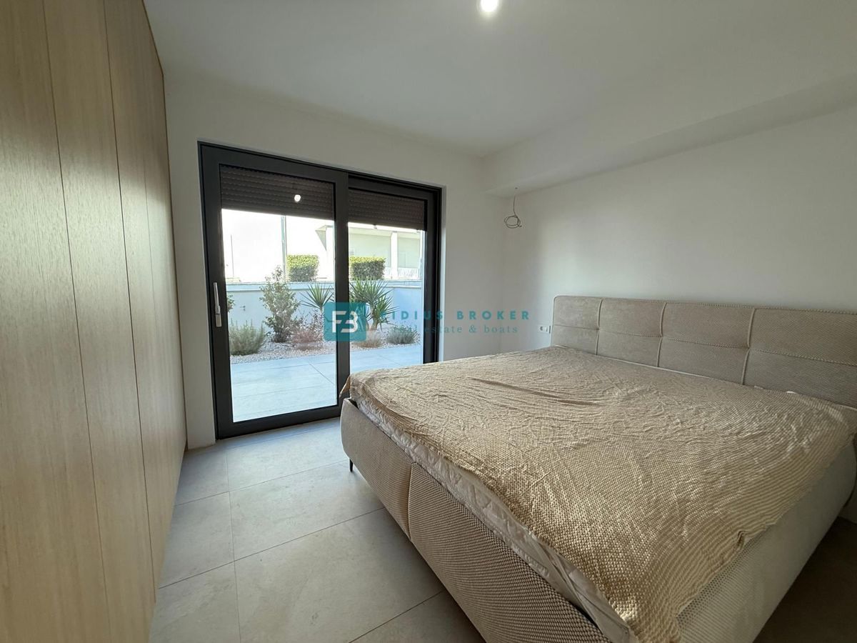 VODICE, nova, samostojna hiša, 3 apartmaji, bazen, vrt, 650 m od plaže