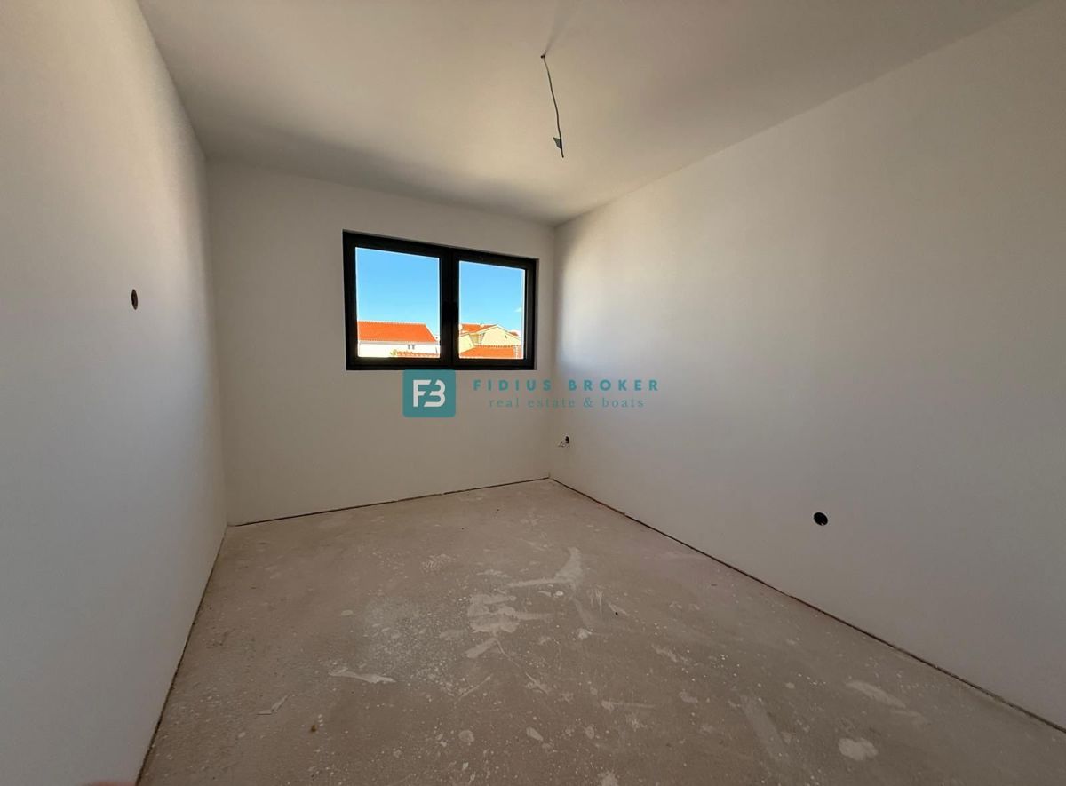 VODICE, nova, samostojna hiša, 3 apartmaji, bazen, vrt, 650 m od plaže