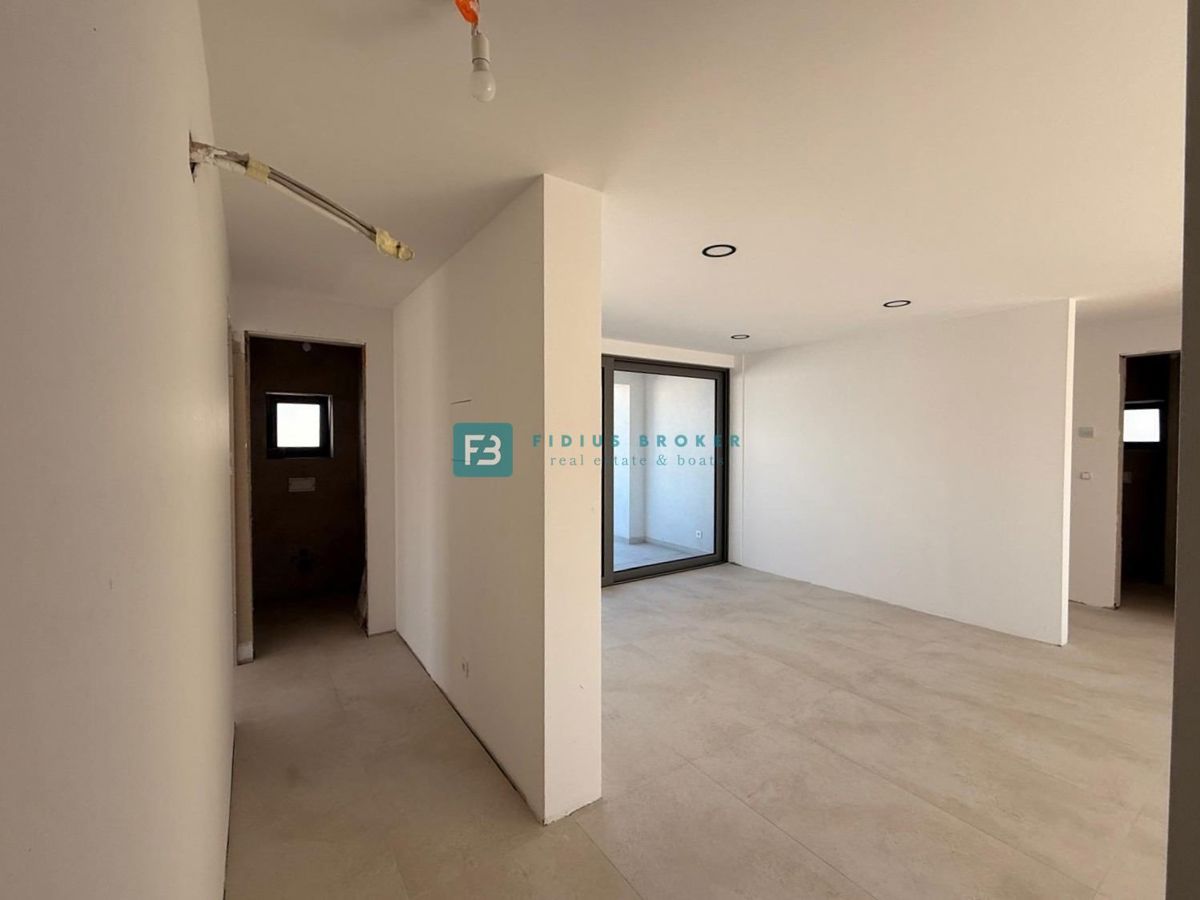 VODICE, nova, samostojna hiša, 3 apartmaji, bazen, vrt, 650 m od plaže