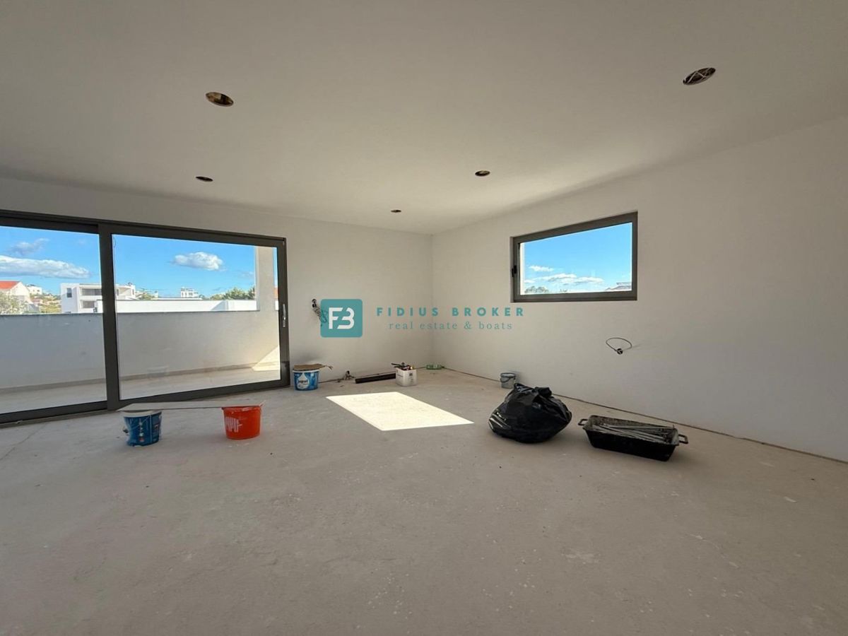 VODICE, nova, samostojna hiša, 3 apartmaji, bazen, vrt, 650 m od plaže