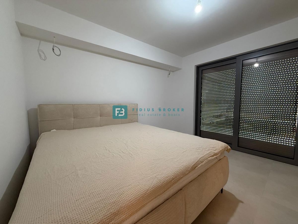 VODICE, nova, samostojna hiša, 3 apartmaji, bazen, vrt, 650 m od plaže