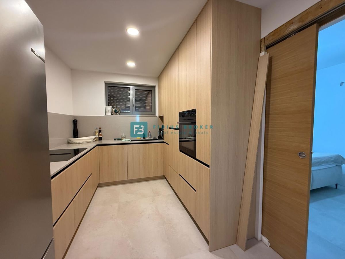 VODICE, nova, samostojna hiša, 3 apartmaji, bazen, vrt, 650 m od plaže