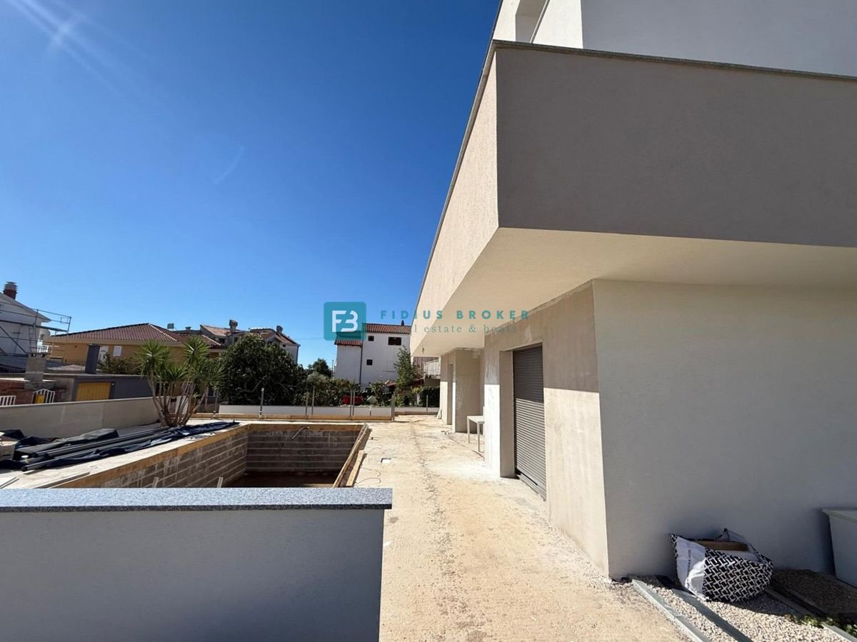 VODICE, nova, samostojna hiša, 3 apartmaji, bazen, vrt, 650 m od plaže