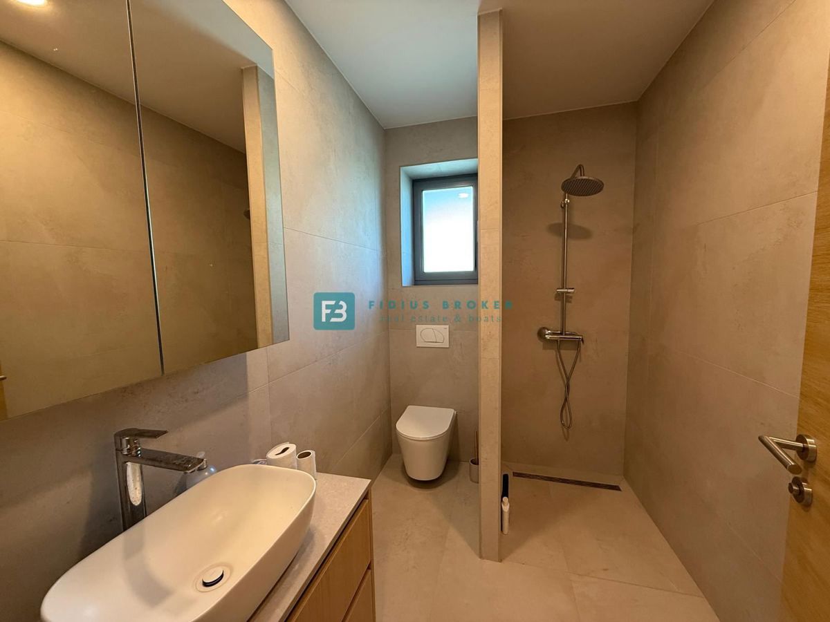 VODICE, nova, samostojna hiša, 3 apartmaji, bazen, vrt, 650 m od plaže