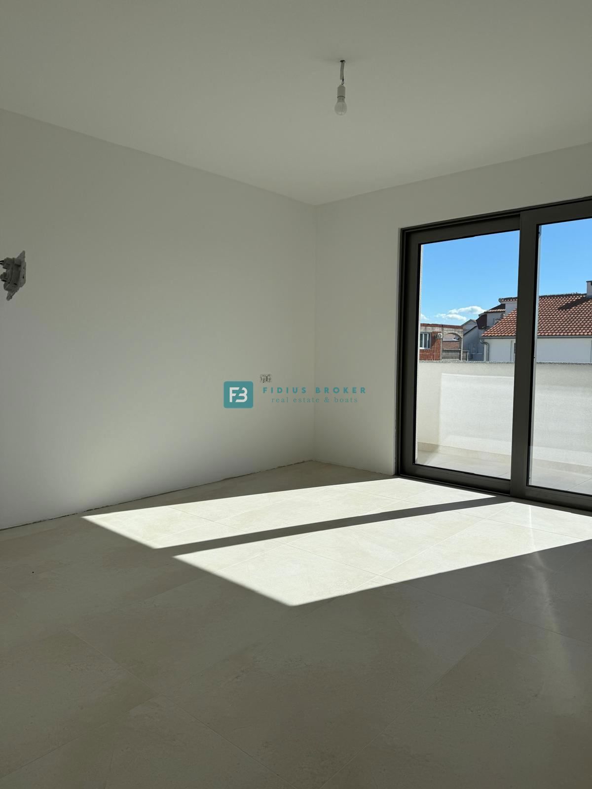 VODICE, nova, samostojna hiša, 3 apartmaji, bazen, vrt, 650 m od plaže