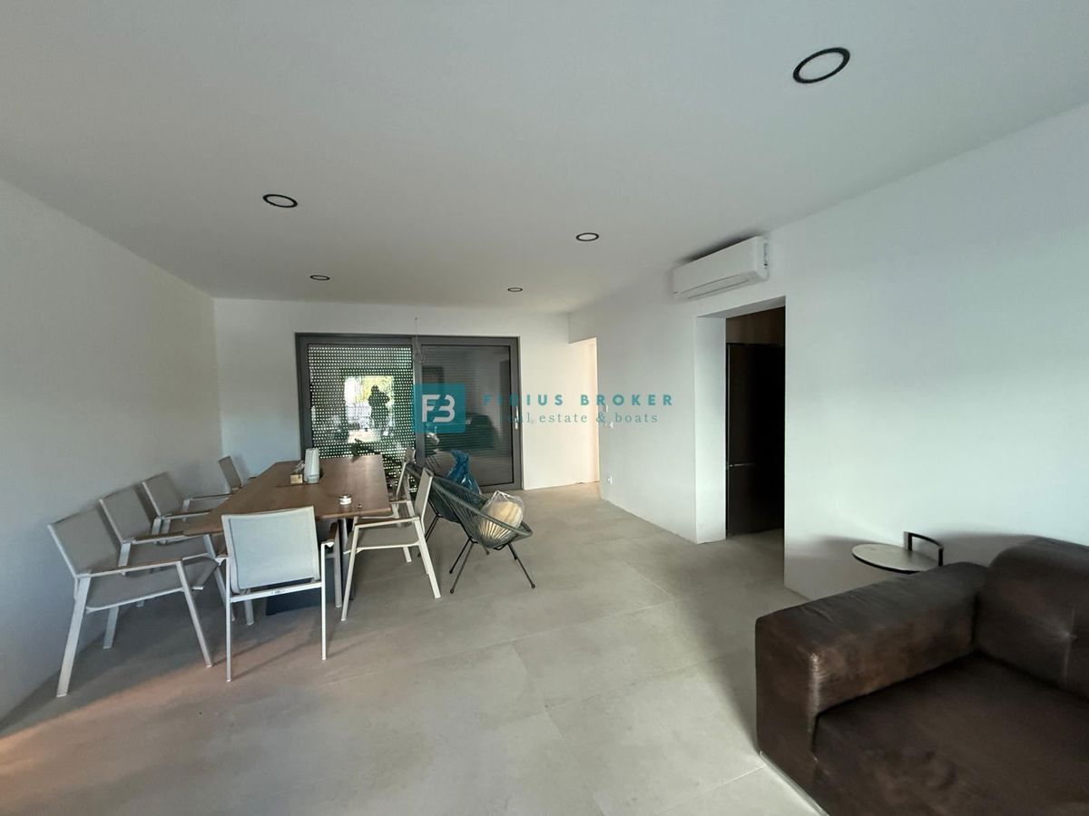 VODICE, nova, samostojna hiša, 3 apartmaji, bazen, vrt, 650 m od plaže