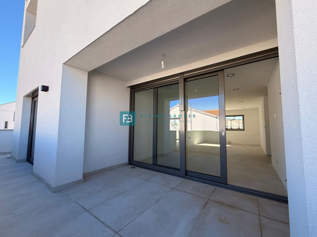 VODICE, nova, samostojna hiša, 3 apartmaji, bazen, vrt, 650 m od plaže