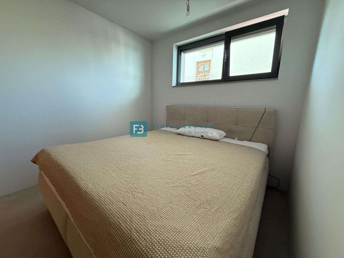 VODICE, nova, samostojna hiša, 3 apartmaji, bazen, vrt, 650 m od plaže