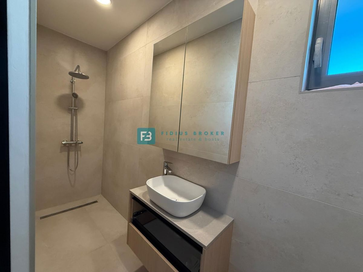 VODICE, nova, samostojna hiša, 3 apartmaji, bazen, vrt, 650 m od plaže