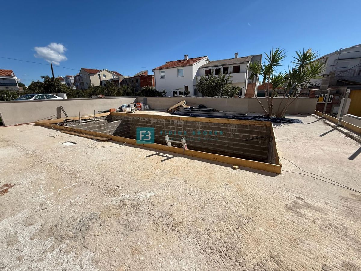 VODICE, nova, samostojna hiša, 3 apartmaji, bazen, vrt, 650 m od plaže