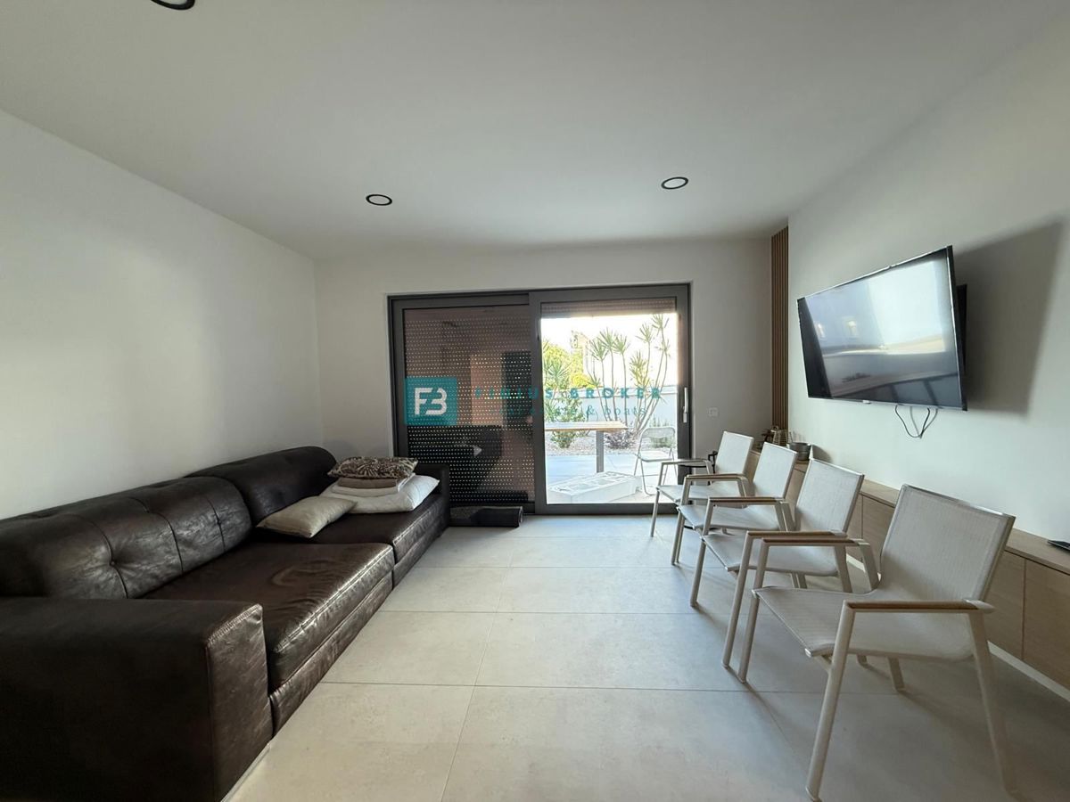 VODICE, nova, samostojna hiša, 3 apartmaji, bazen, vrt, 650 m od plaže