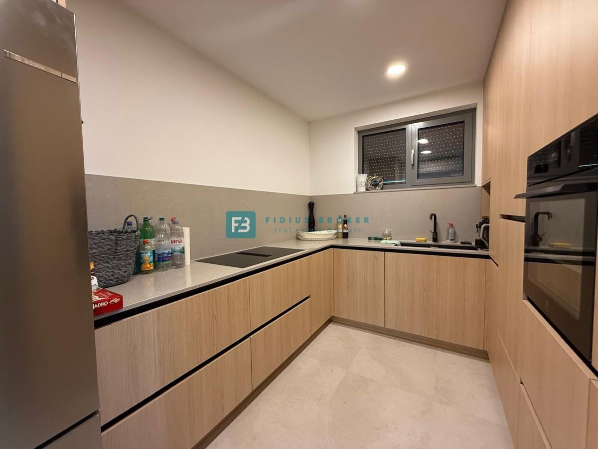 VODICE, nova, samostojna hiša, 3 apartmaji, bazen, vrt, 650 m od plaže