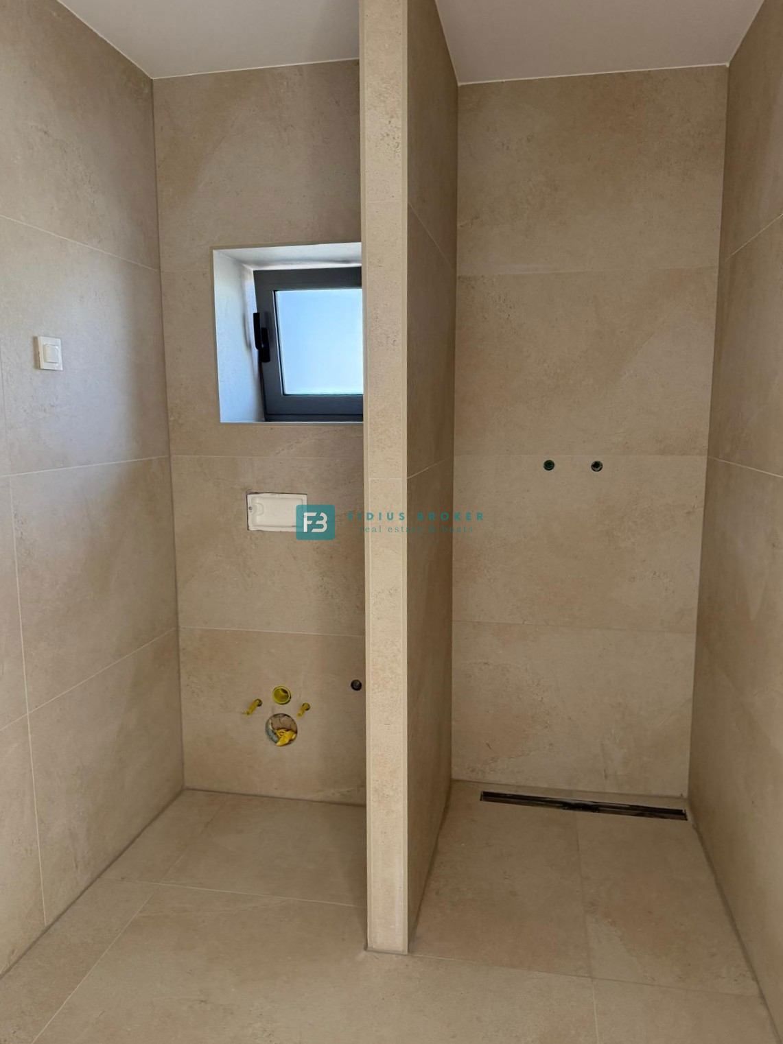 VODICE, nova, samostojna hiša, 3 apartmaji, bazen, vrt, 650 m od plaže