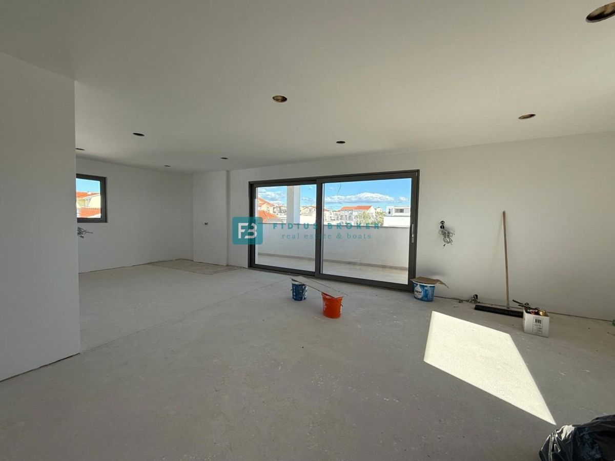 VODICE, nova, samostojna hiša, 3 apartmaji, bazen, vrt, 650 m od plaže