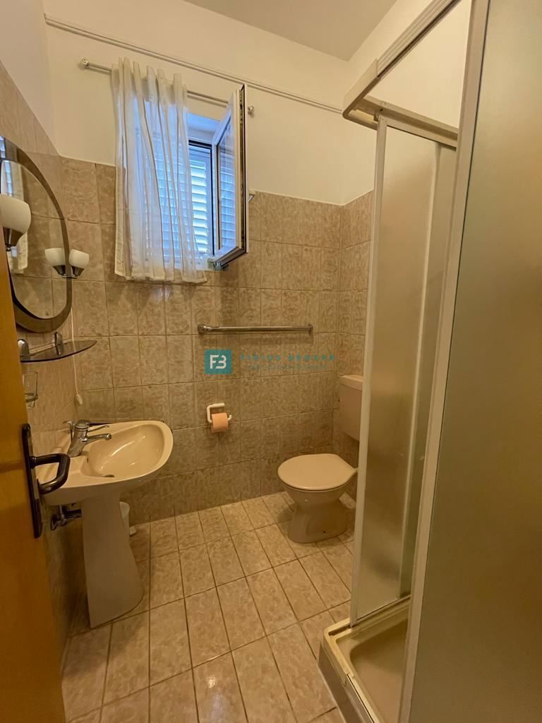 SRIMA, luksuzna hiša s 5 apartmaji, 2. vrsta od morja, pogled na morje