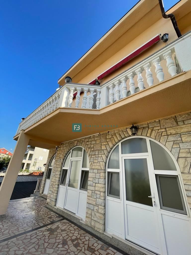 SRIMA, luksuzna hiša s 5 apartmaji, 2. vrsta od morja, pogled na morje