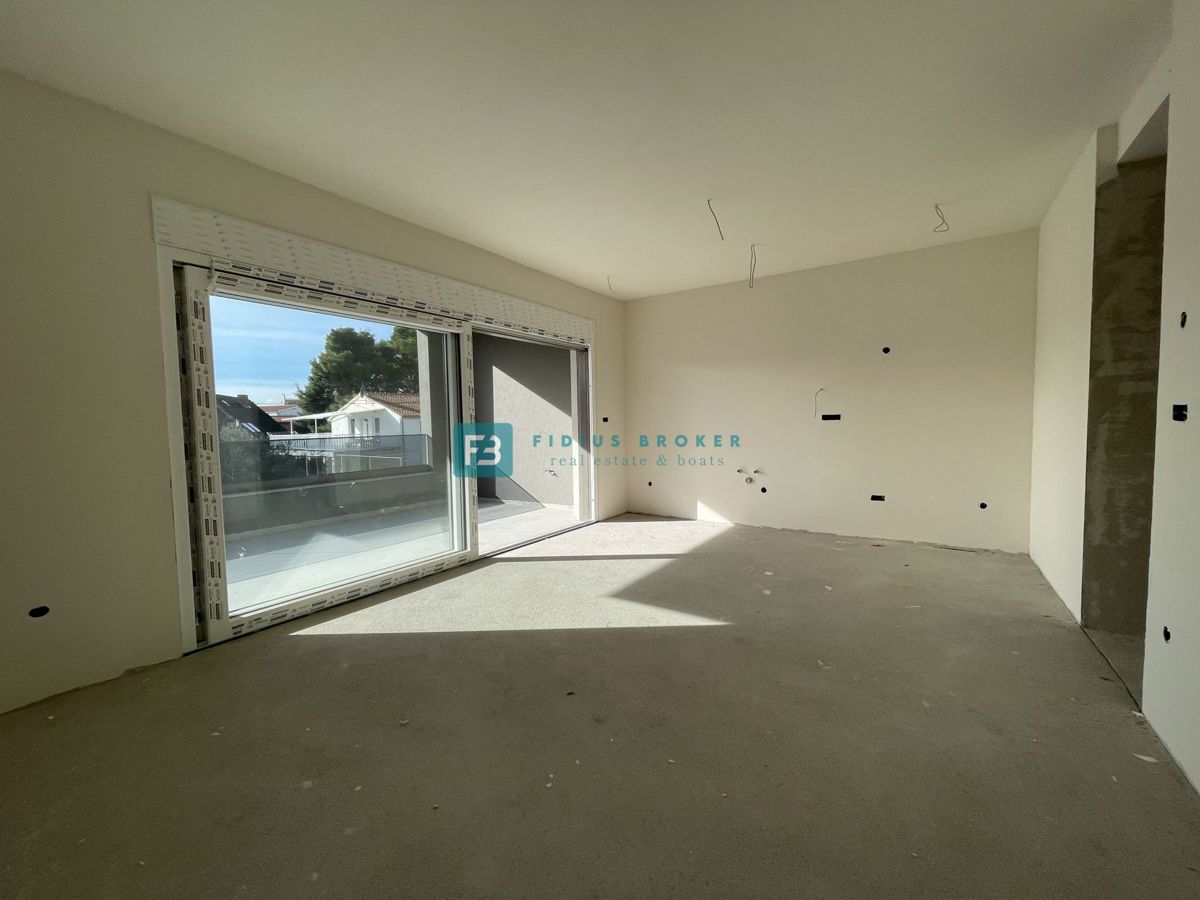 VODICE - SRIMA, novogradnja, 300 m od plaže, 3 spalnice