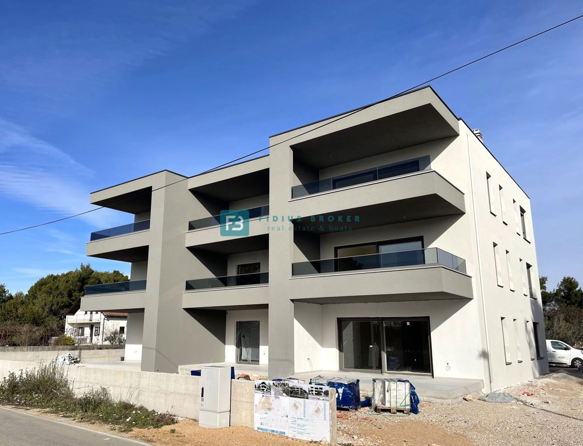 VODICE - SRIMA, novogradnja, 300 m od plaže, 3 spalnice