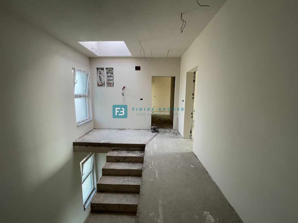 VODICE - SRIMA, novogradnja, 300 m od plaže, 3 spalnice