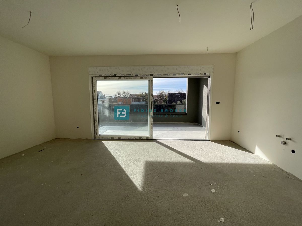 VODICE - SRIMA, novogradnja, 300 m od plaže, 3 spalnice