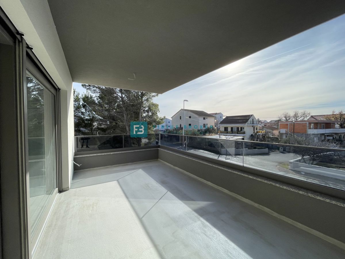 VODICE - SRIMA, novogradnja, 300 m od plaže, 3 spalnice