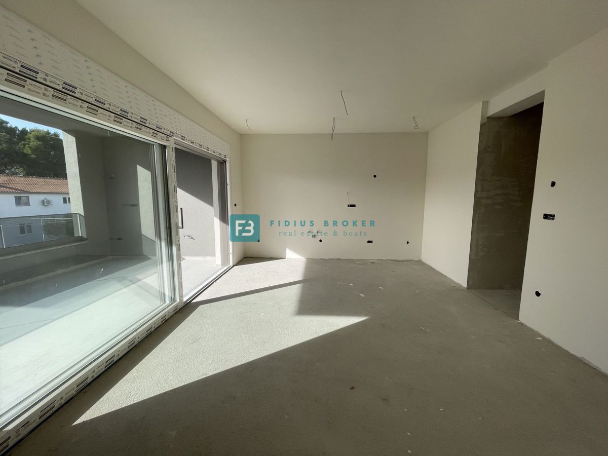 VODICE - SRIMA, novogradnja, 300 m od plaže, 3 spalnice