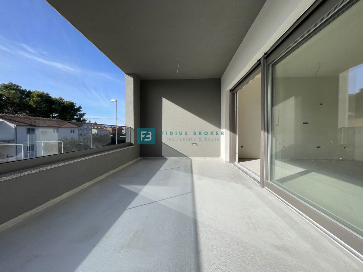 VODICE - SRIMA, novogradnja, 300 m od plaže, 3 spalnice