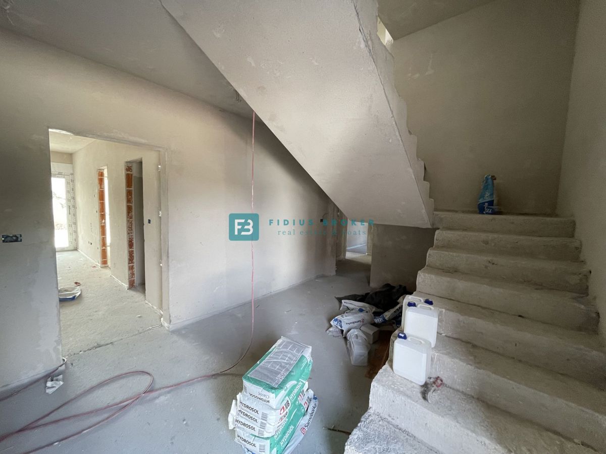 VODICE - SRIMA, novogradnja, 300 m od plaže, 3 spalnice