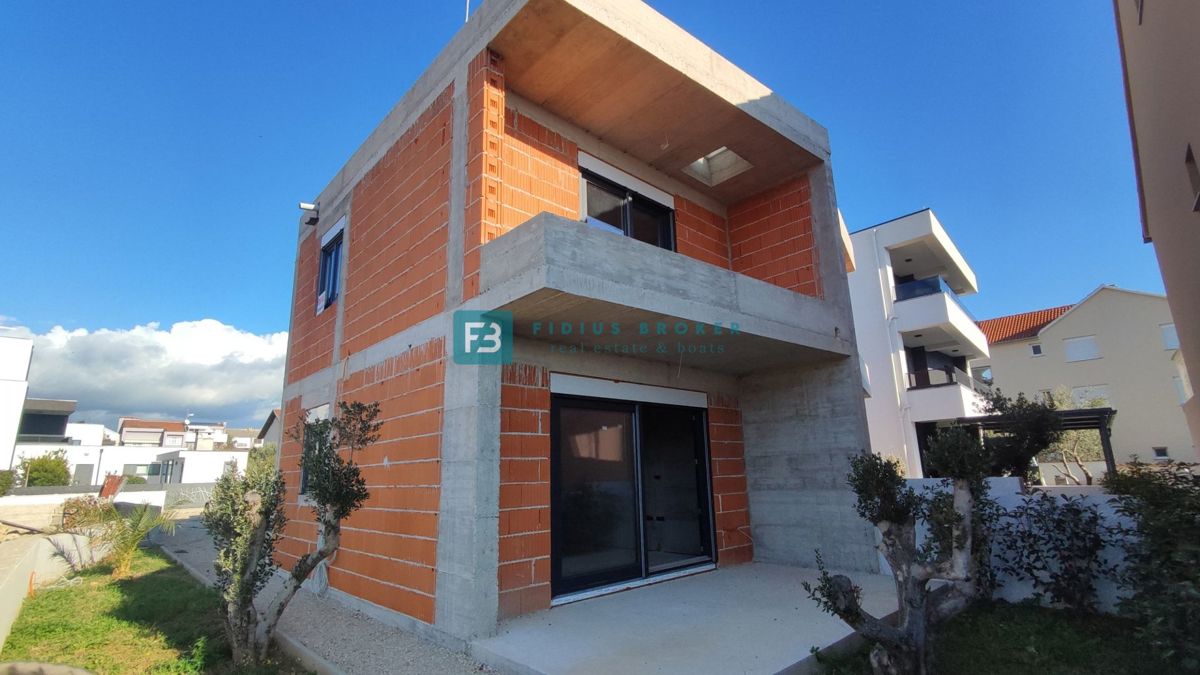 VODICE, novogradnja, dvojček, 650 m od morja, vrt 120 m2, S1