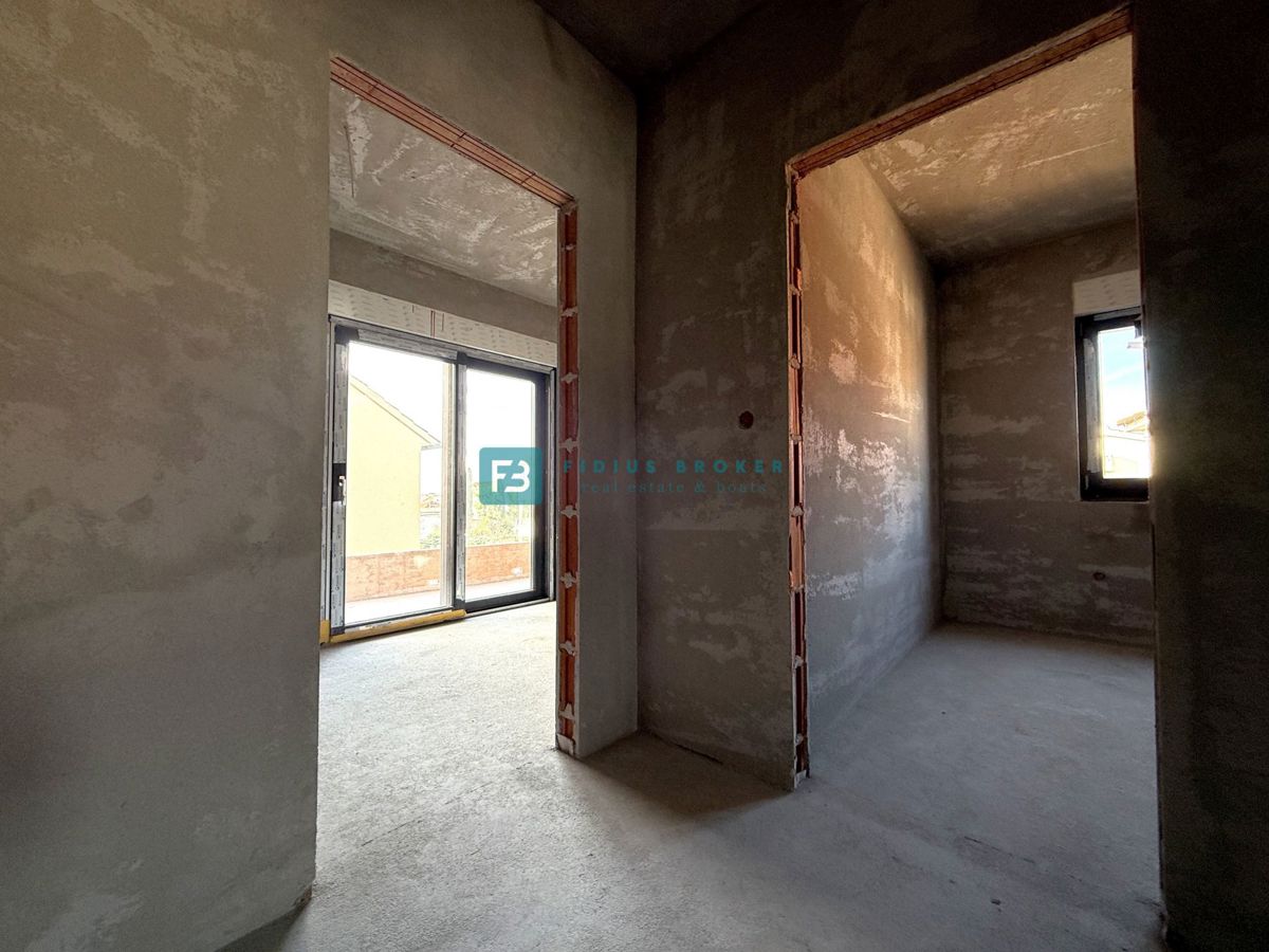 VODICE, novogradnja, dvojček, 650 m od morja, vrt 120 m2, S1