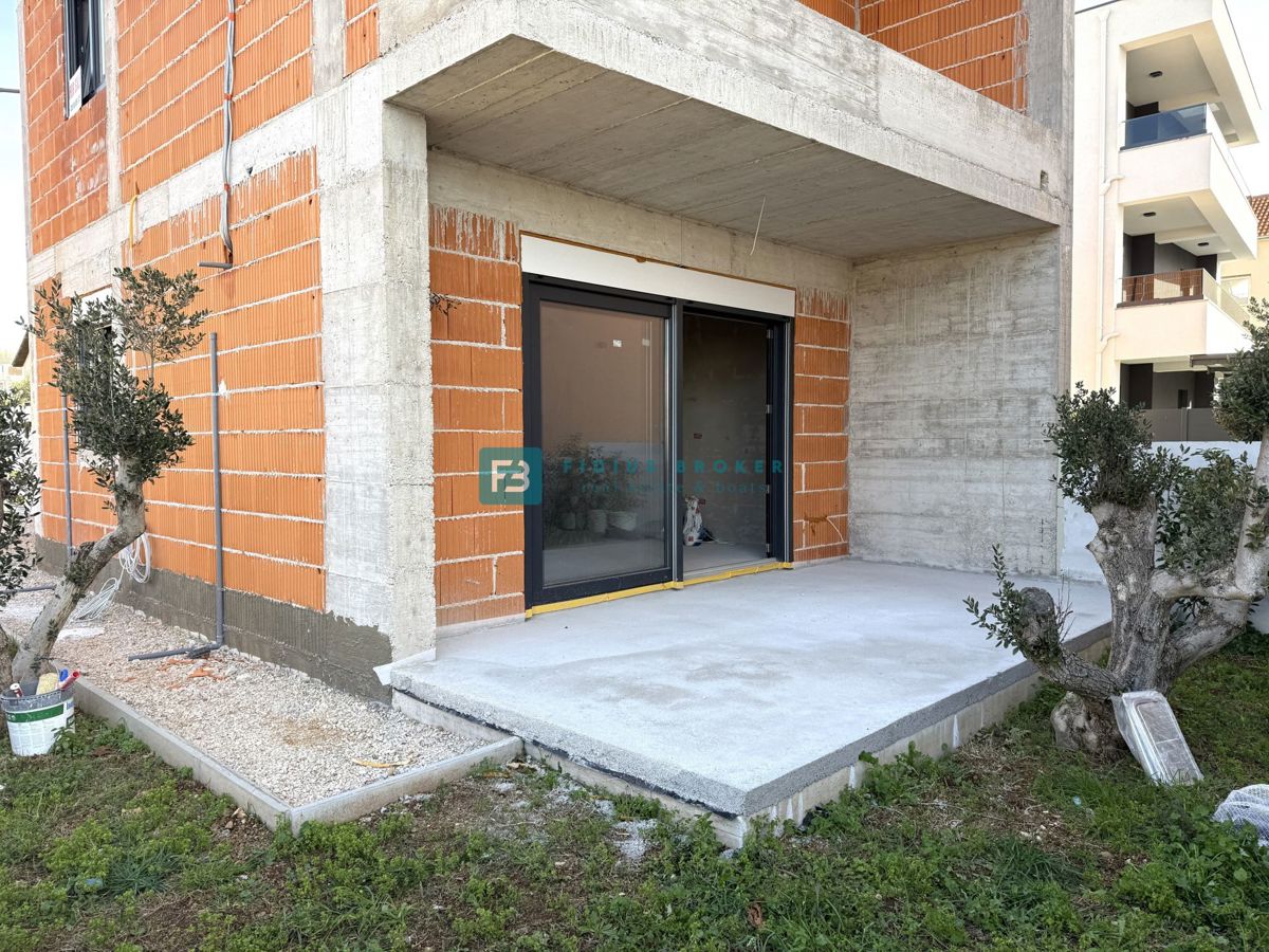 VODICE, novogradnja, dvojček, 650 m od morja, vrt 120 m2, S1