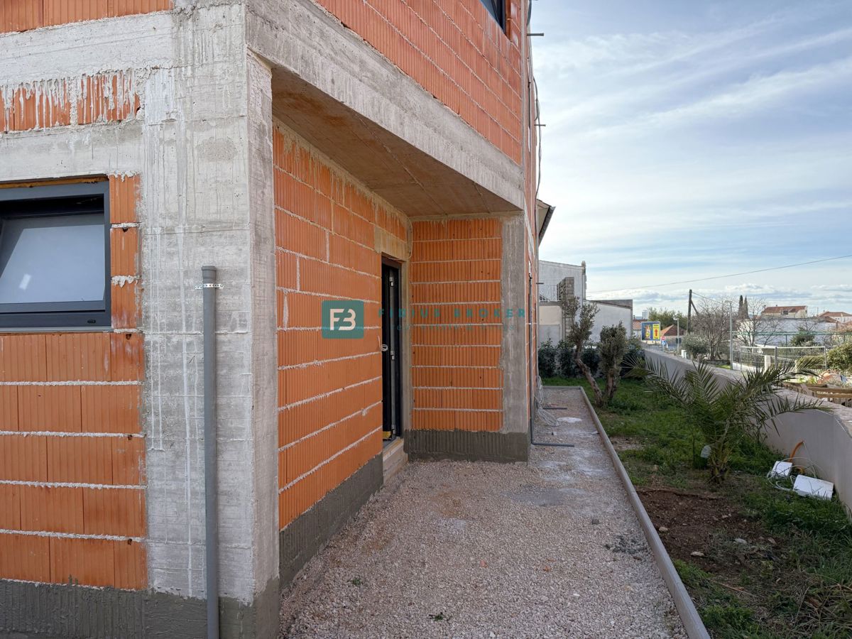 VODICE, novogradnja, dvojček, 650 m od morja, vrt 120 m2, S1