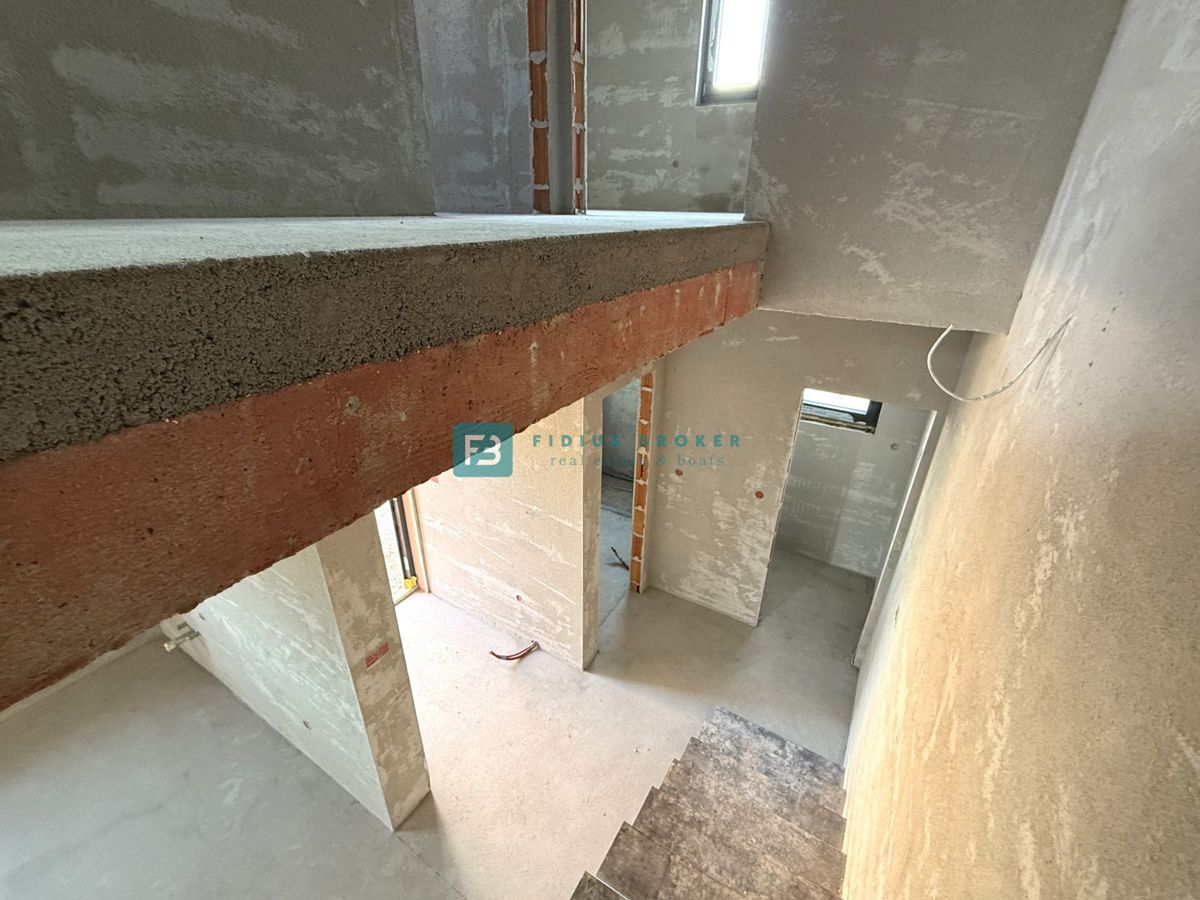 VODICE, novogradnja, dvojček, 650 m od morja, vrt 120 m2, S1