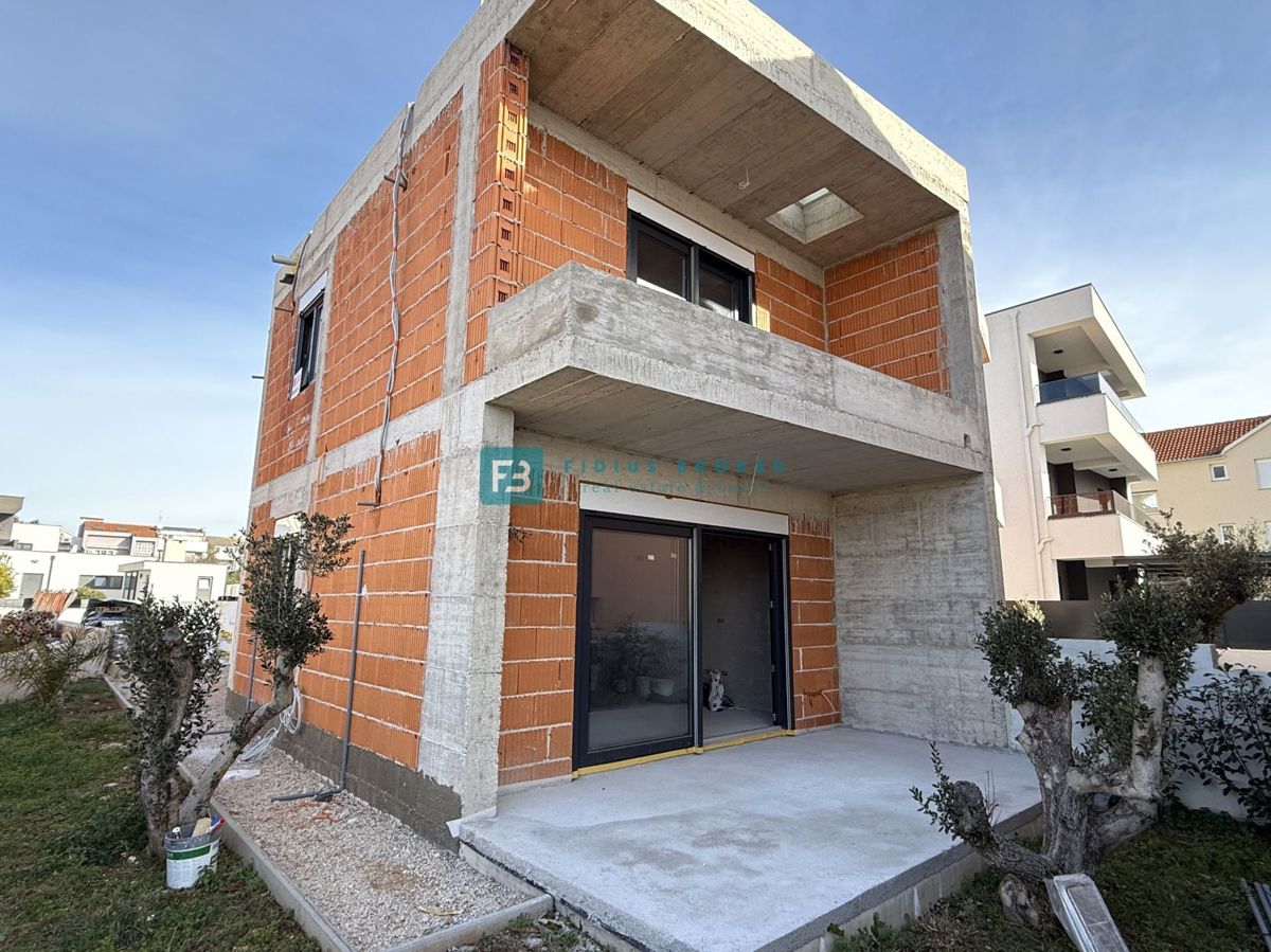 VODICE, novogradnja, dvojček, 650 m od morja, vrt 120 m2, S1