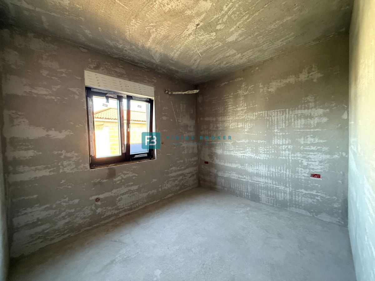 VODICE, novogradnja, dvojček, 650 m od morja, vrt 120 m2, S1