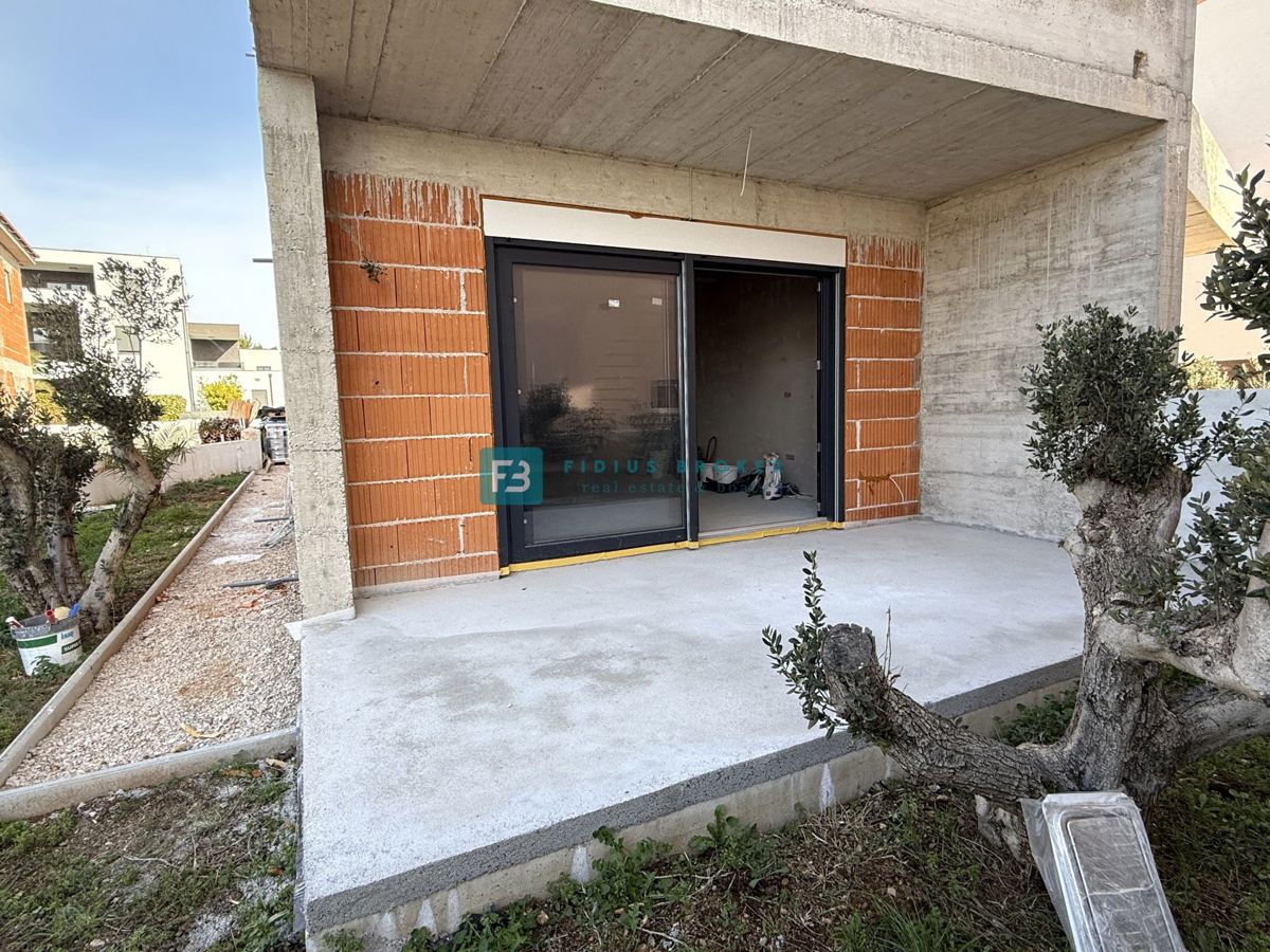 VODICE, novogradnja, dvojček, 650 m od morja, vrt 120 m2, S1