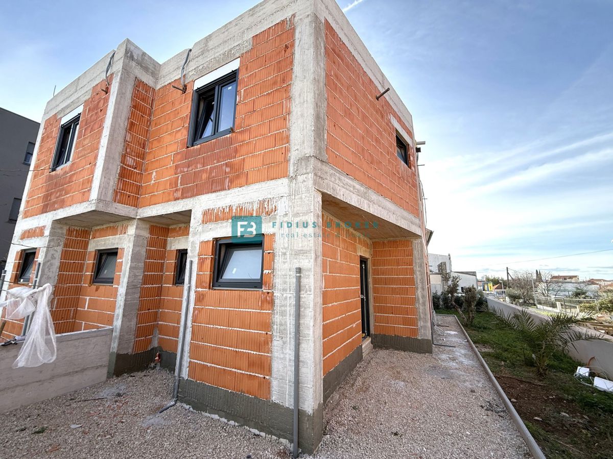 VODICE, novogradnja, dvojček, 650 m od morja, vrt 120 m2, S1