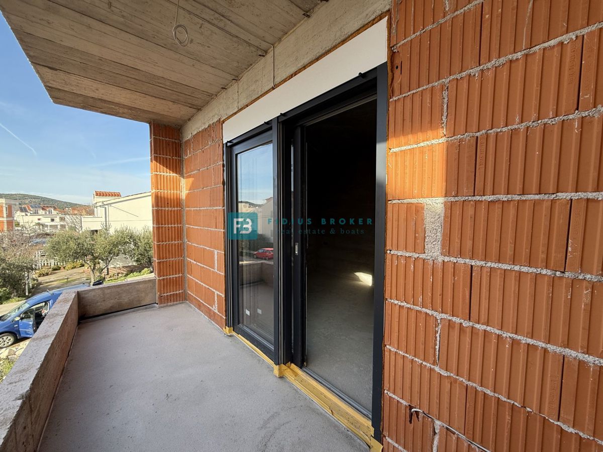 VODICE, novogradnja, dvojček, 650 m od morja, vrt 120 m2, S1