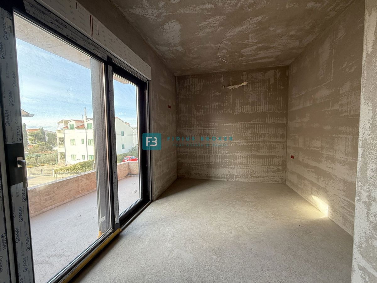 VODICE, novogradnja, dvojček, 650 m od morja, vrt 120 m2, S1