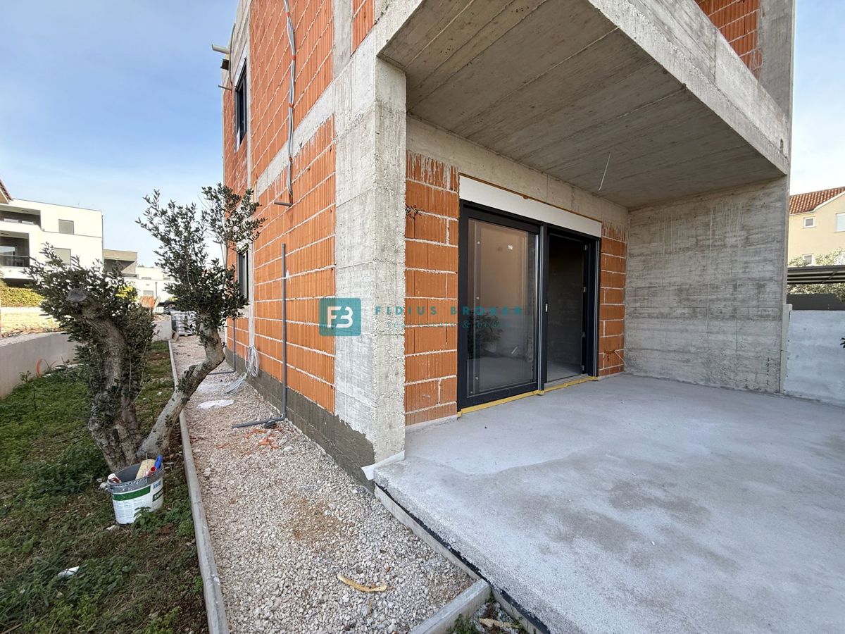 VODICE, novogradnja, dvojček, 650 m od morja, vrt 120 m2, S1