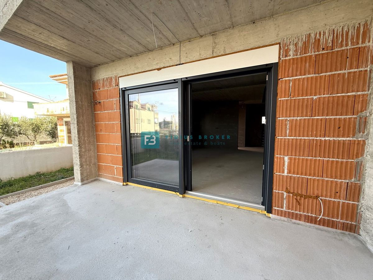 VODICE, novogradnja, dvojček, 650 m od morja, vrt 120 m2, S1