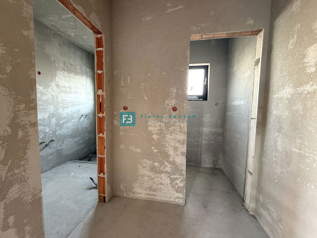 VODICE, novogradnja, dvojček, 650 m od morja, vrt 120 m2, S1