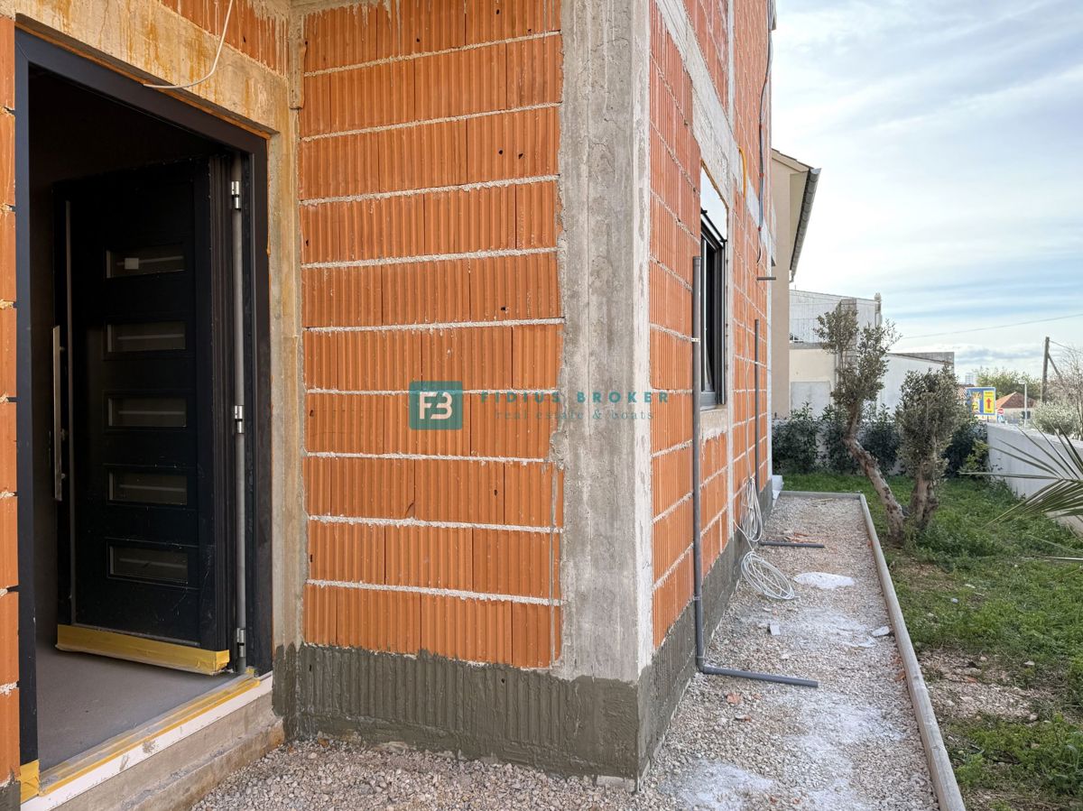 VODICE, novogradnja, dvojček, 650 m od morja, vrt 120 m2, S1