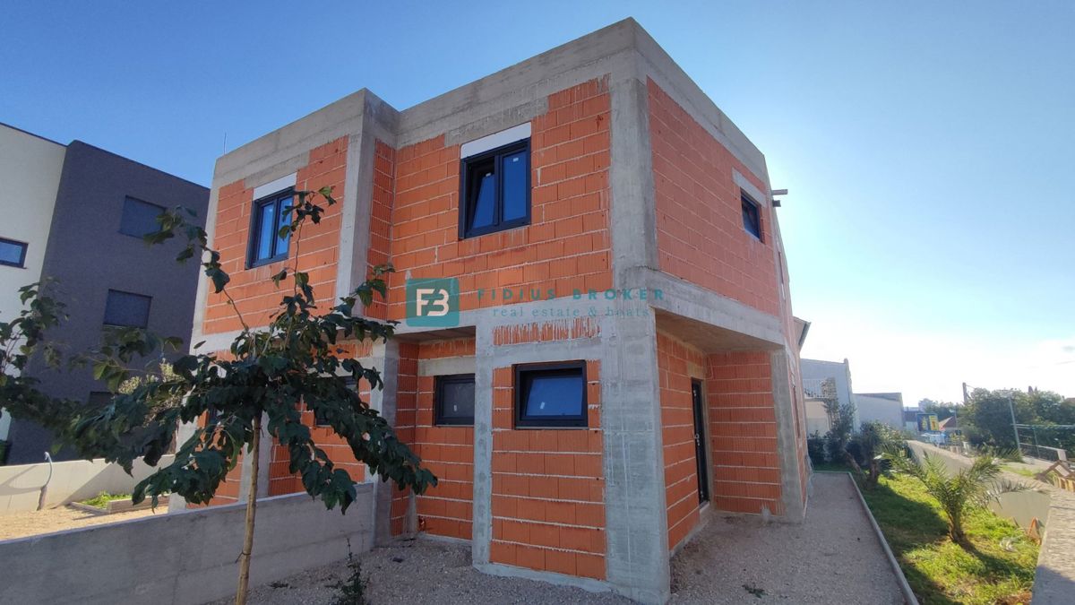 VODICE, novogradnja, dvojček, 650 m od morja, vrt 120 m2, S1